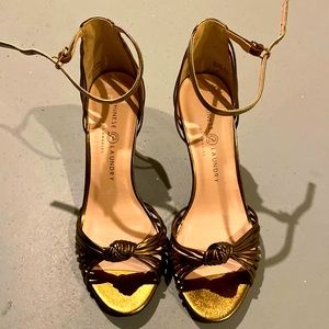 Never worn bronze Chinese Laundry heels 8.5